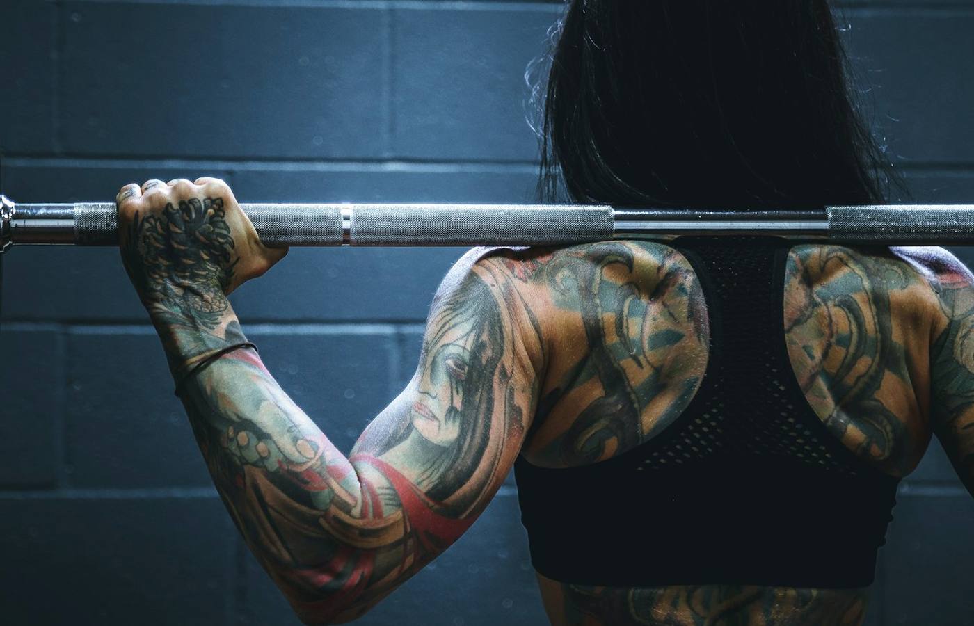 Žena cvičící ve fitness centru