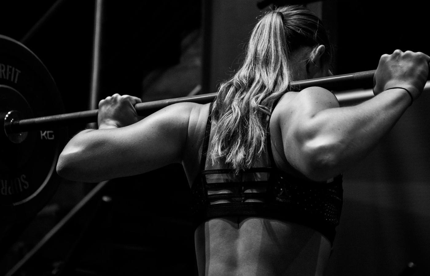 Interiér moderní posilovny s fitness vybavením