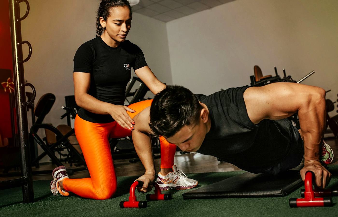 Skupinové cvičení ve fitness sále
